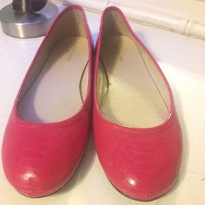Hot pink snake skin flats